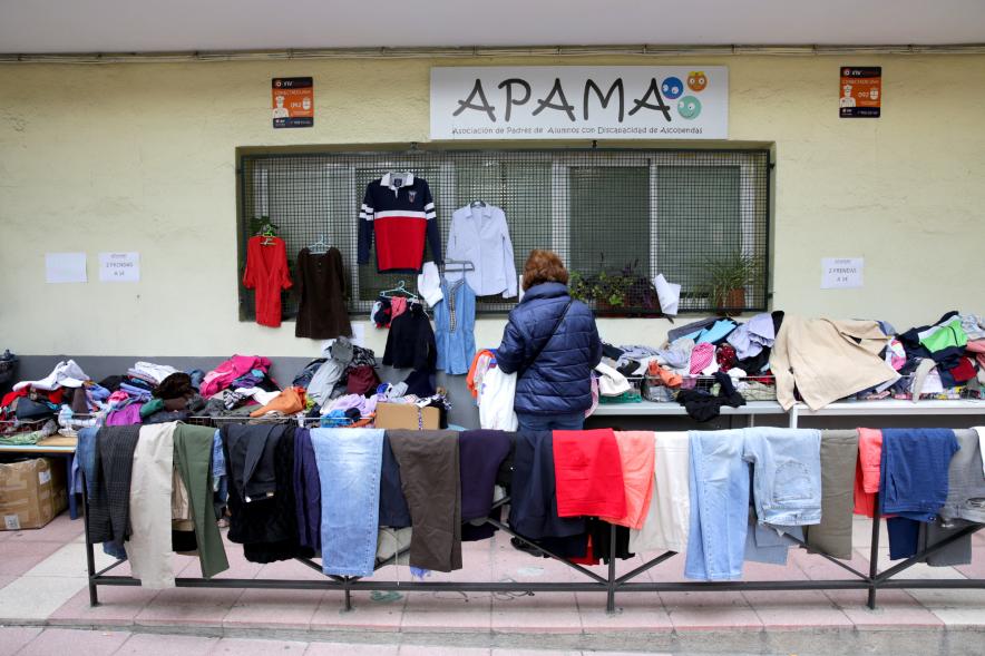 Puesto de ropa en el Mercadillo. 