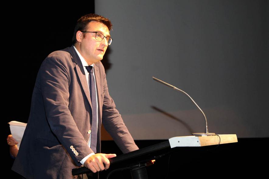 Presentación Curso Escolar 2019-20 APAMA - Primer plano del vice alcalde Arranz, desde el atril.