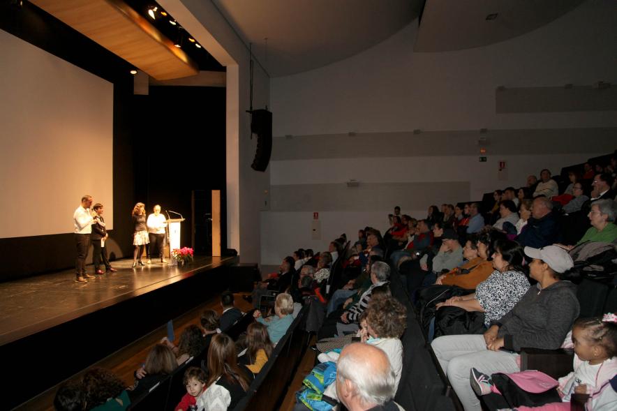 Presentación Calendario APAMA 2020 - Imagen panorámica del público asistente y del escenario.