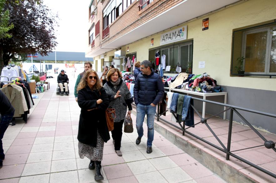 Representación del consistorio llegando al Mercadillo. 