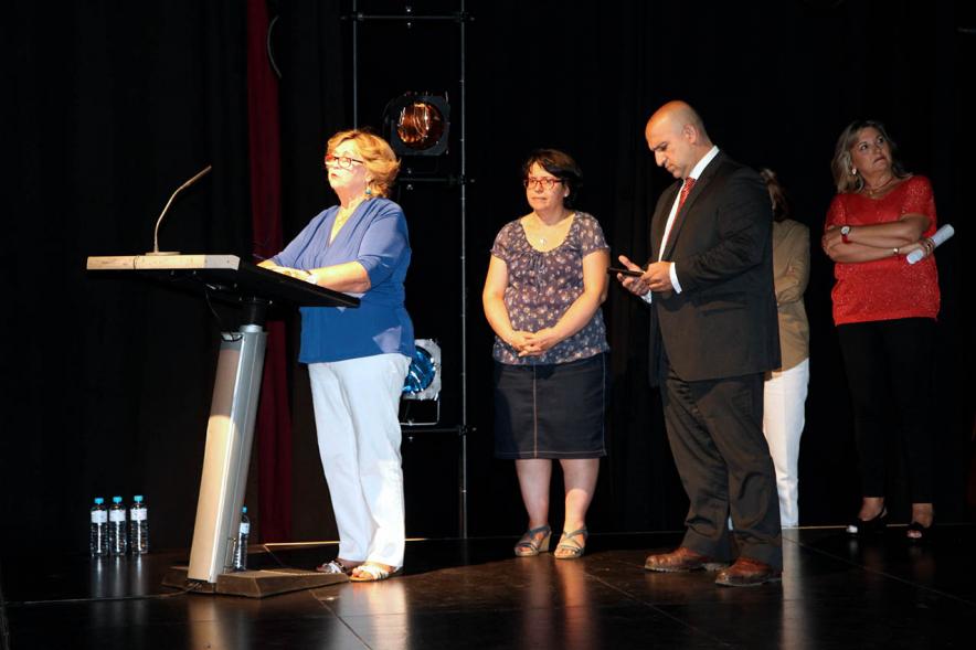 Presentación Curso Escolar 2019-20 APAMA -  Imagen de los representantes de APAMA en el escenario.