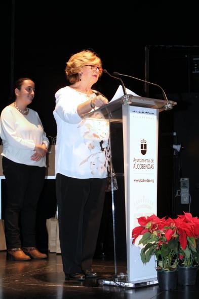 Presentación Calendario APAMA 2020 -Imagen de la concejala Ofelia Culebradas dirigiéndose al público asistente.