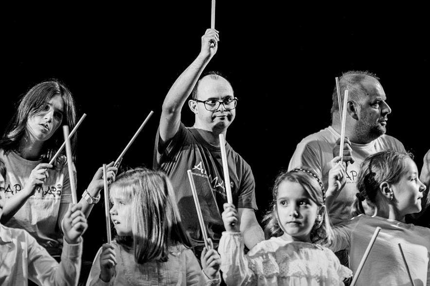 Detalle de la foto, niños y adultos tocando percusión. Gala Benéfica APAMA - Ballet de Ángela Garrido – 2020