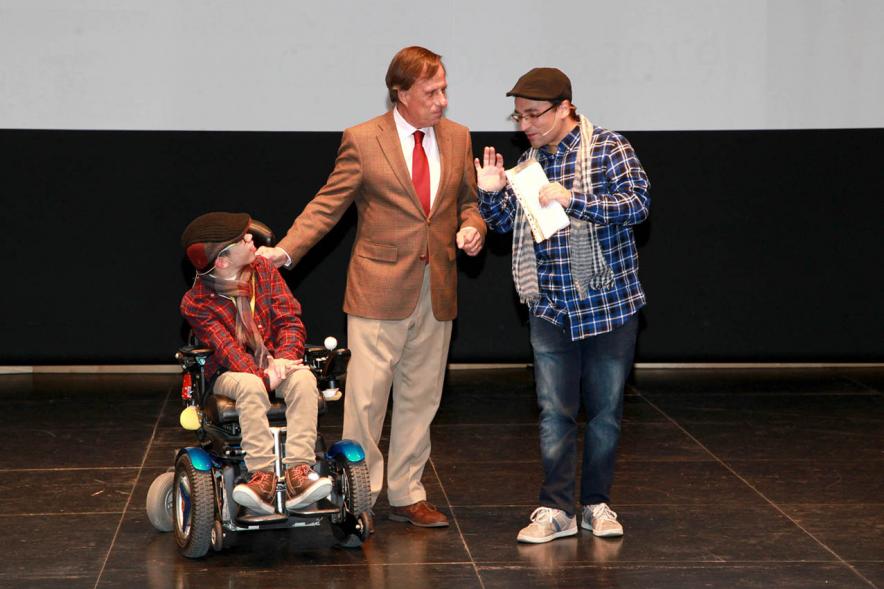 Presentación Calendario APAMA 2019 -  Imagen del alcalde García de Vinuesa con dos integrantes de APAMA