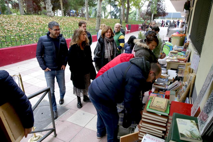 Representantes del consistorio en un puesto de libros. 