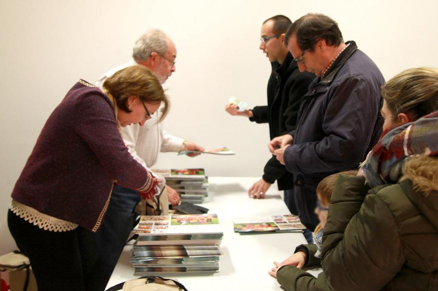 Presentación Calendario APAMA 2019 - Imagen de los colaboradores de APAMA ordenando los calendarios.