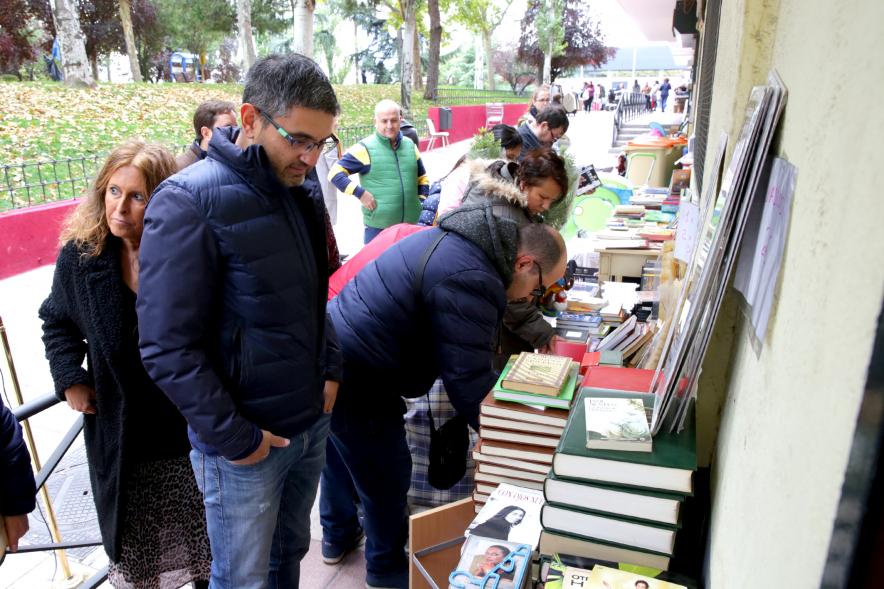 Representación del consistorio en un puesto de libros usados. 