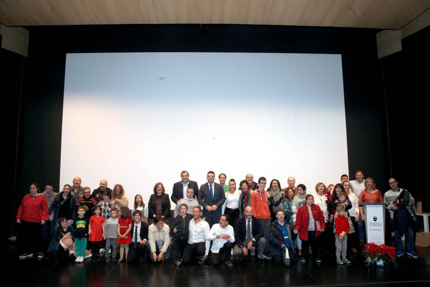 Presentación Calendario APAMA 2020 - Imagen de todos los protagonistas y las autoridades asistentes al acto juntos en el escenario.