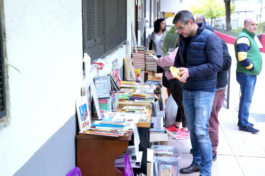 Alcalde Rafael Sánchez  en un puesto de libros. 