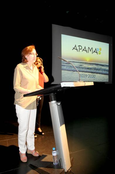 Presentación Curso Escolar 2019-20 APAMA - Primer plano de una representante de APAMA en  el atril.