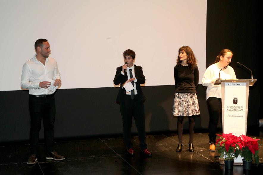 Presentación Calendario APAMA 2020 - Imagen de los presentadores de la gala sobre el escenario.
