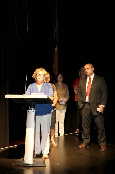 Presentación Curso Escolar 2019-20 APAMA - Imagen de los representantes de APAMA en el escenario.