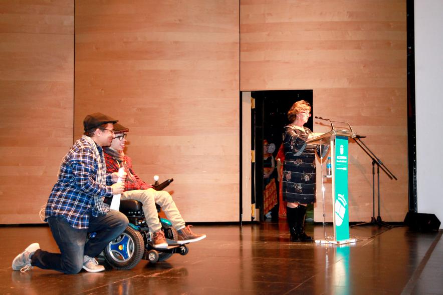 Presentación Calendario APAMA 2019 - Imagen lateral del padre abrazando a su hijo  en silla de ruedas. 