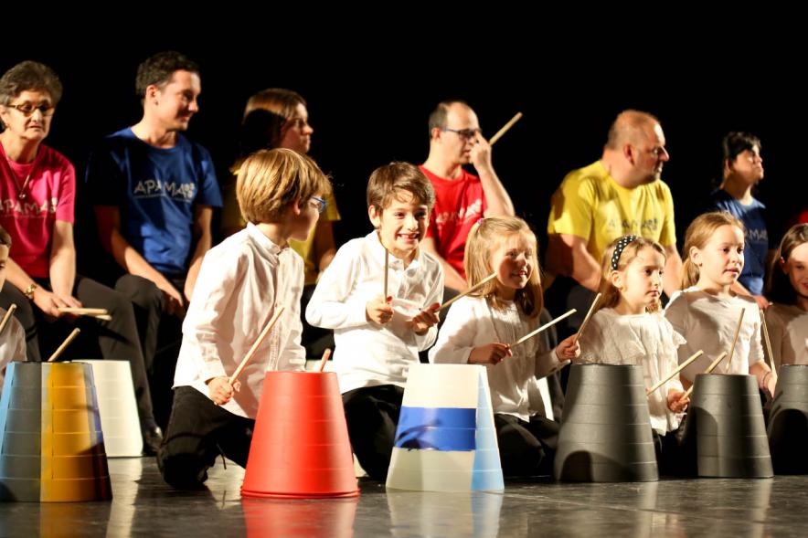 Detalle de la foto, niños y adultos tocando percusión. Gala Benéfica APAMA - Ballet de Ángela Garrido – 2020