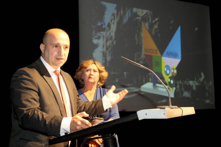 Presentación Curso Escolar 2019-20 APAMA -  Imagen de los representantes de APAMA en el escenario.