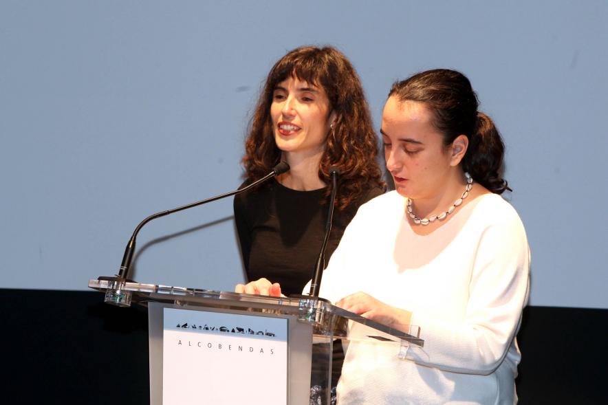 Presentación Calendario APAMA 2020 - Imagen de las presentadoras de la gala sobre el escenario.