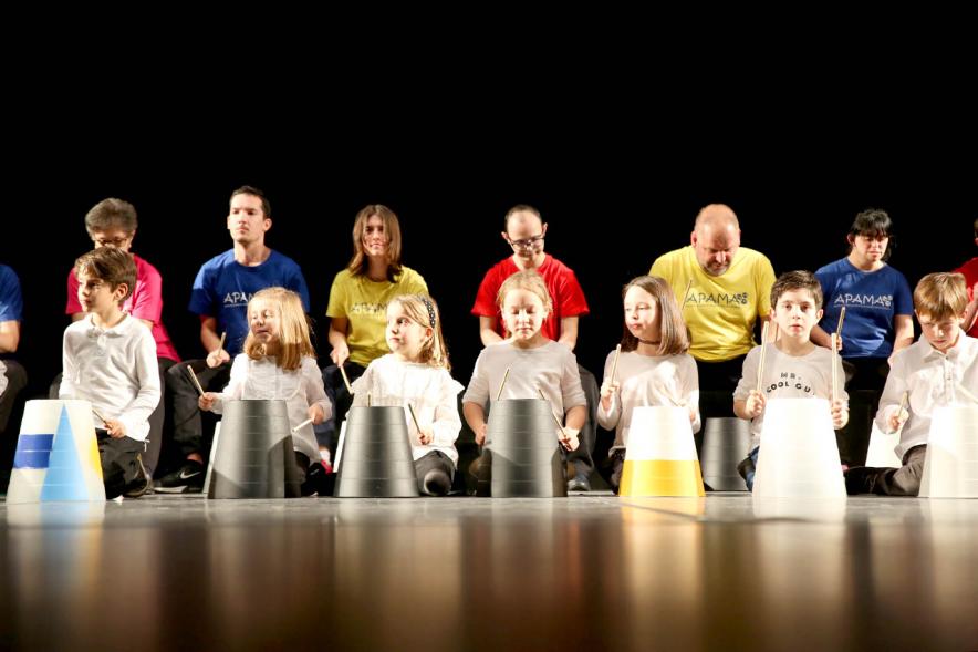 Detalle de la foto, niños y adultos tocando percusión. Gala Benéfica APAMA - Ballet de Ángela Garrido – 2020