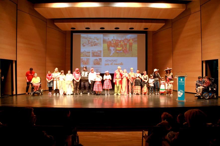 Presentación Calendario APAMA 2019 - Posado en el escenario de los asociados que han actuado. 