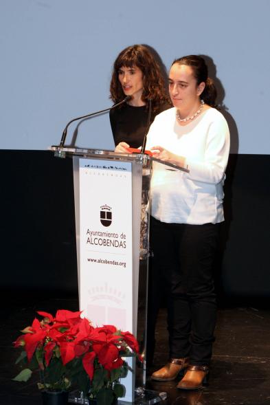 Presentación Calendario APAMA 2020 - Imagen de las presentadoras de la gala sobre el escenario.