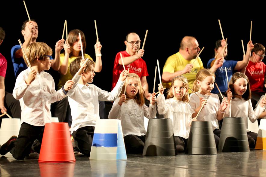 Detalle de la foto, niños y adultos tocando percusión. Gala Benéfica APAMA - Ballet de Ángela Garrido – 2020