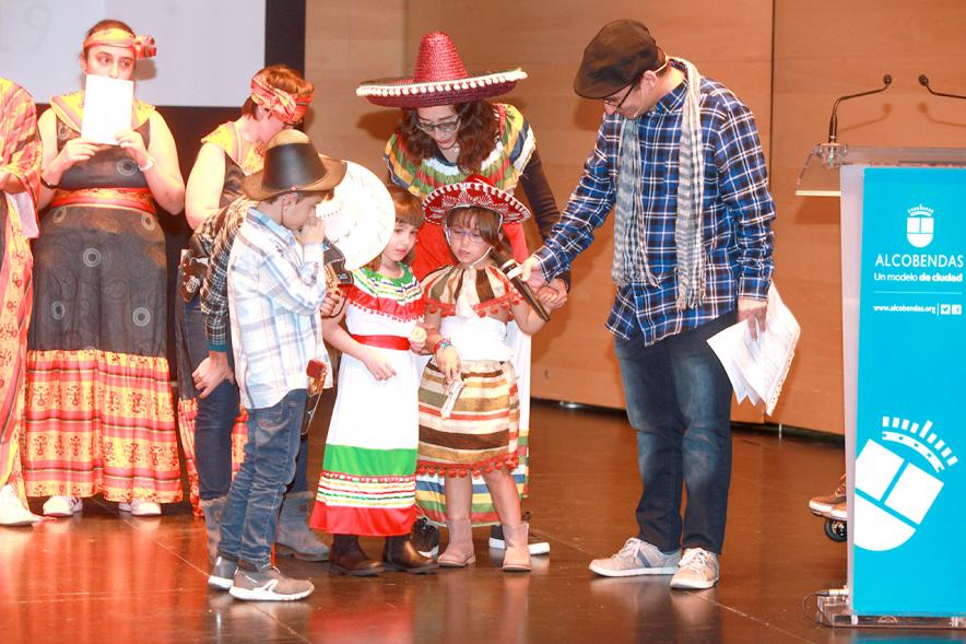 Presentación Calendario APAMA 2019 - Escena de niños disfrazados de vaqueros con sus monitores.