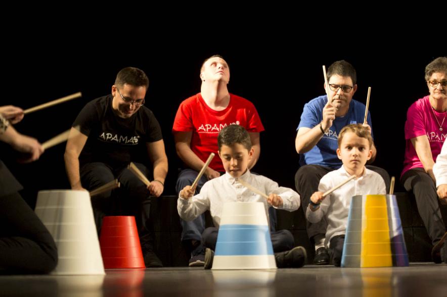 Detalle de la foto, niños y adultos tocando percusión. Gala Benéfica APAMA - Ballet de Ángela Garrido – 2020