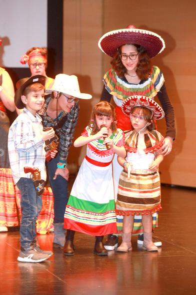Presentación Calendario APAMA 2019 - Escena de niños disfrazados de vaqueros con sus monitoras.