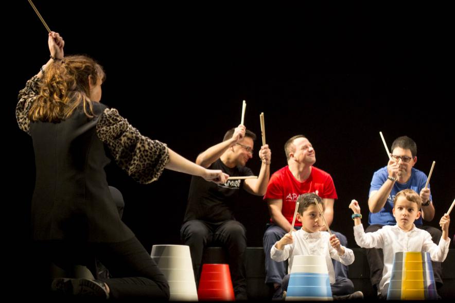 Detalle de la foto, niños y adultos tocando percusión. Gala Benéfica APAMA - Ballet de Ángela Garrido – 2020