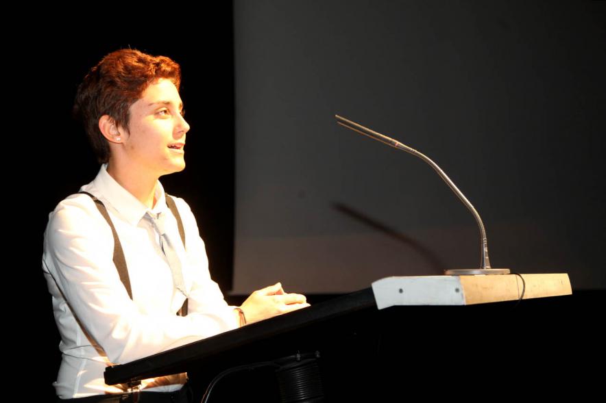 Presentación Curso Escolar 2019-20 APAMA -  Imagen de una representante de APAMA  en el atril.