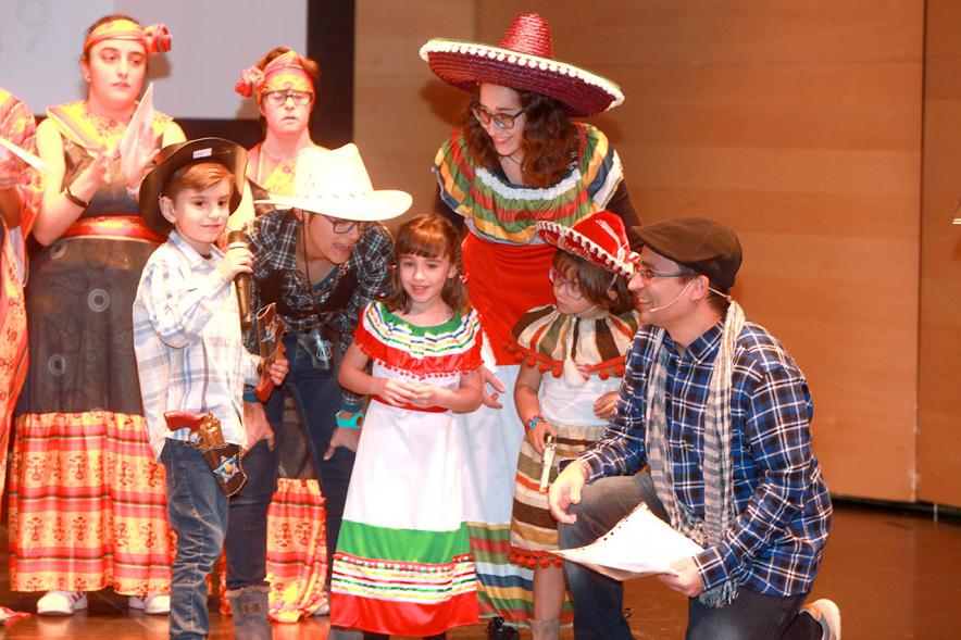 Presentación Calendario APAMA 2019 - Escena de niños disfrazados de vaqueros siendo entrevistados.