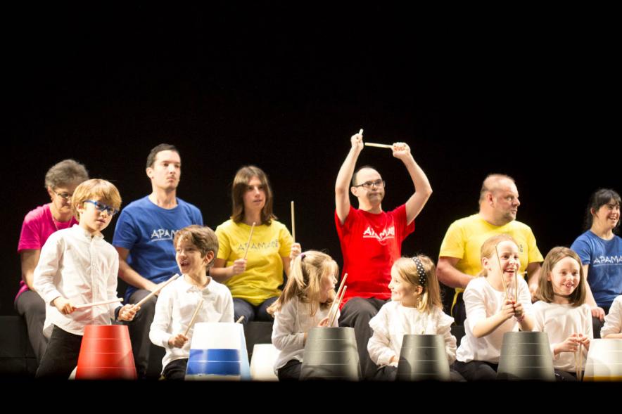 Detalle de la foto, niños y adultos tocando percusión. Gala Benéfica APAMA - Ballet de Ángela Garrido – 2020