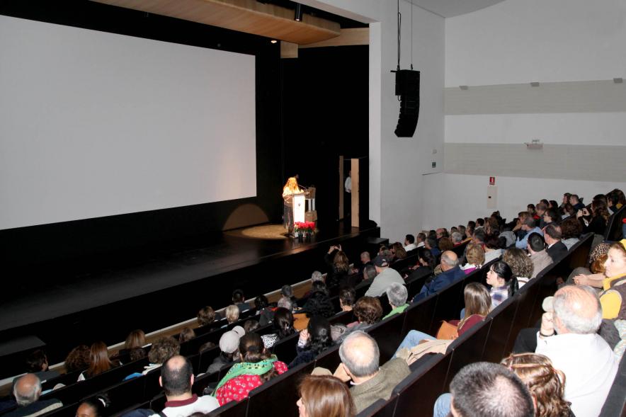 Presentación Calendario APAMA 2020 - Imagen panorámica del público asistente y del escenario.
