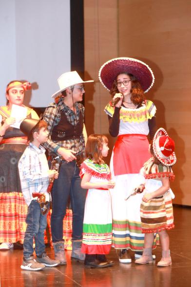 Presentación Calendario APAMA 2019 -   Escena de niños disfrazados de vaqueros con sus monitoras.