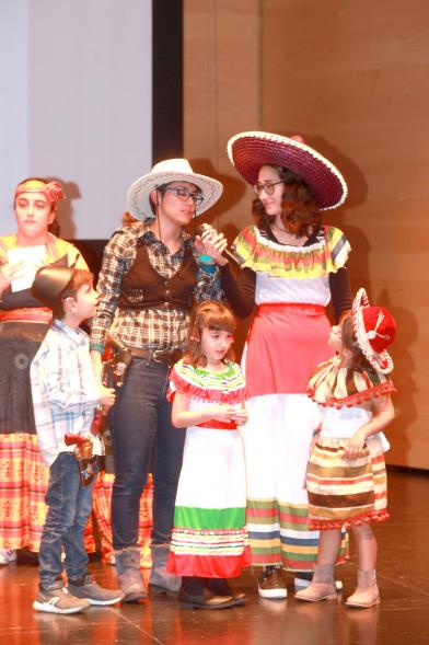 Presentación Calendario APAMA 2019 -  Escena de niños disfrazados de vaqueros con sus monitoras.- 157296