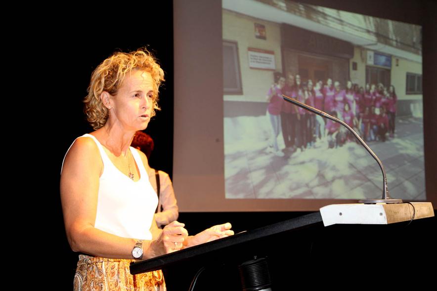Presentación Curso Escolar 2019-20 APAMA - Imagen de una representante de APAMA  presentando el curso.