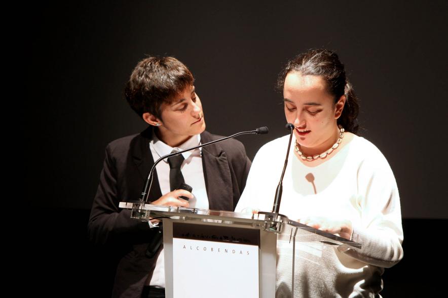 Presentación Calendario APAMA 2020 - Imagen de los presentadores de la gala sobre el escenario.