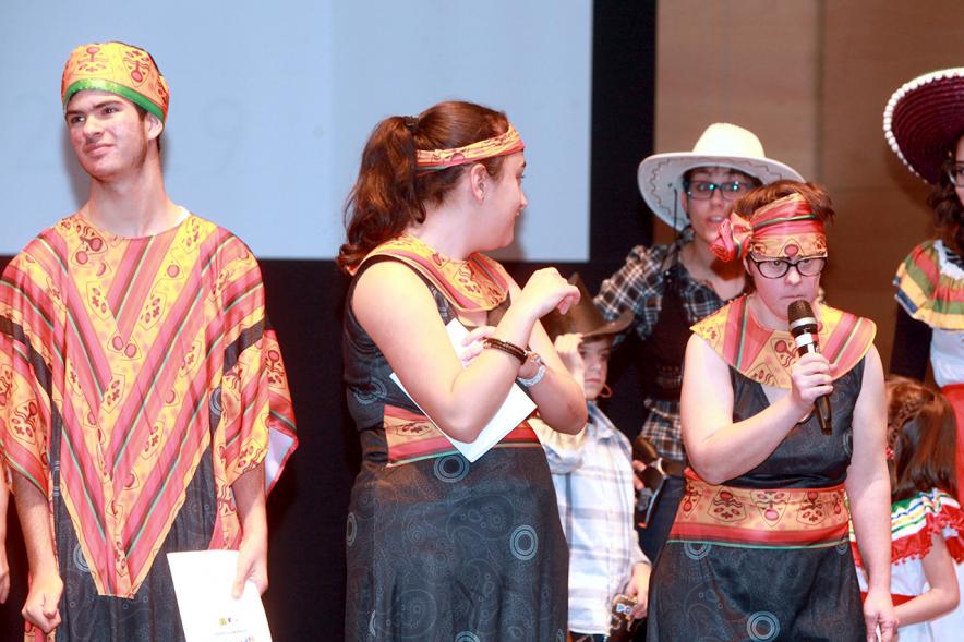 Presentación Calendario APAMA 2019 -   Primer plano de varios jóvenes de la asociación vestidos de orientales.