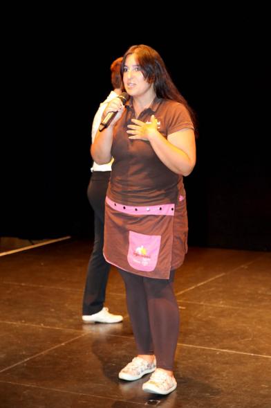 Presentación Curso Escolar 2019-20 APAMA -  Imagen de una monitora de APAMA  con el micrófono.