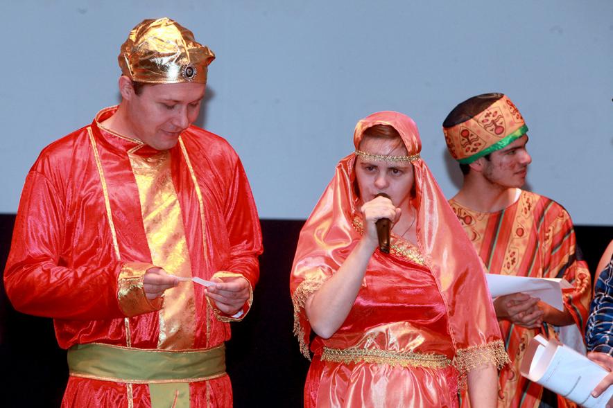 Presentación Calendario APAMA 2019 - Variaos asociados  vestidos de orientales.