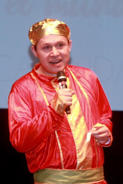 Presentación Calendario APAMA 2019 -  Primer plano de un joven de la asociación vestido de oriental.