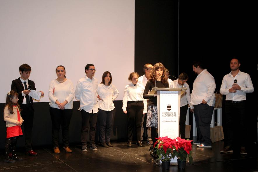 Presentación Calendario APAMA 2020 - Imagen de una de las presentadoras dirigiéndose al público.