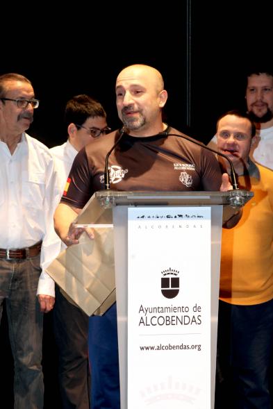 Presentación Calendario APAMA 2020 - Imagen de un hombre dirigiéndose al público asistente.