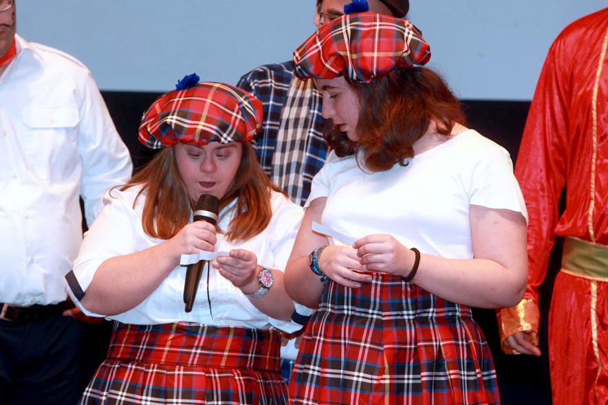 Presentación Calendario APAMA 2019 - Escena de niñas vestidas de escocesas  leyendo.