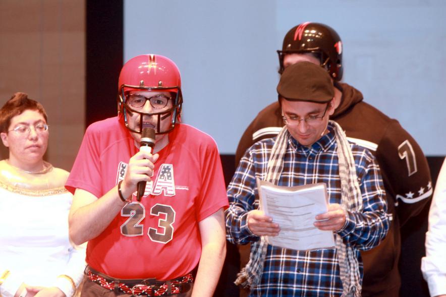 Presentación Calendario APAMA 2019 - Escena de jóvenes de la asociación actuando. 