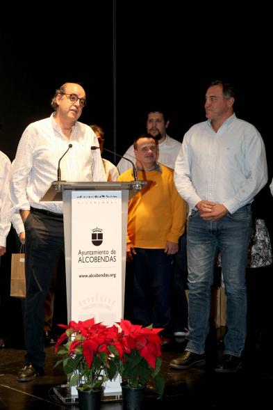 Presentación Calendario APAMA 2020 - Imagen de un hombre dirigiéndose al público asistente.