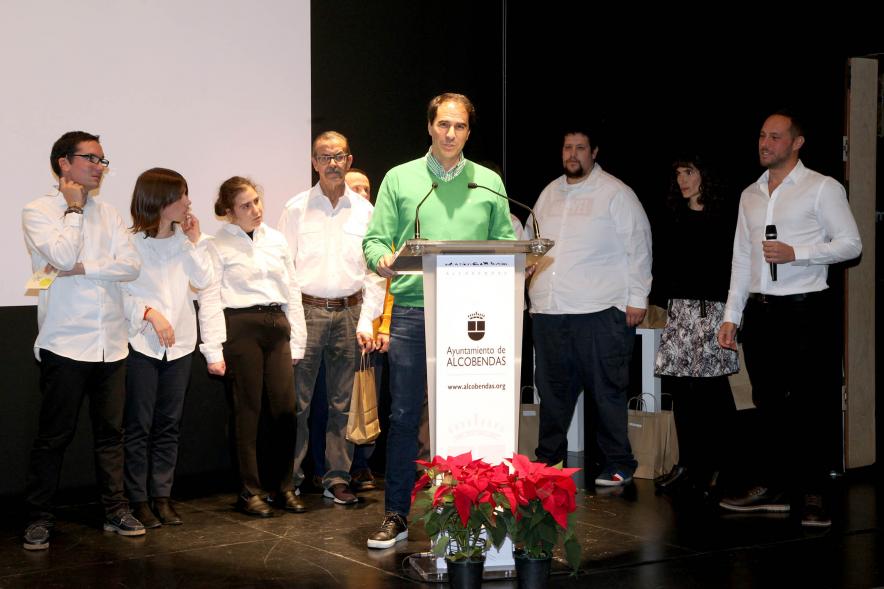 Presentación Calendario APAMA 2020 - Imagen de un hombre dirigiéndose al público asistente.