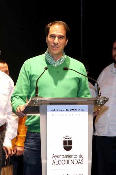 Presentación Calendario APAMA 2020 - Imagen de un hombre dirigiéndose al público asistente.