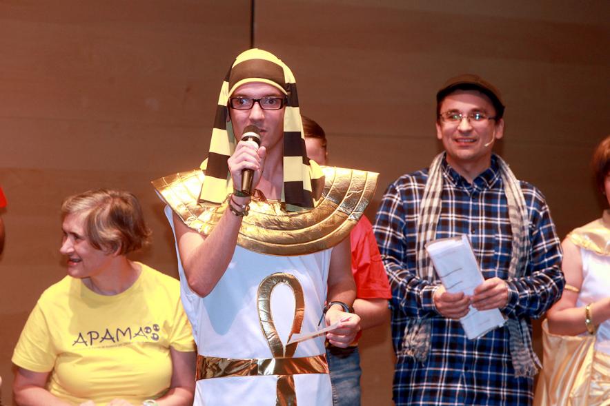 Presentación Calendario APAMA 2019 - Primer plano de un asociado vestido de egipcio.