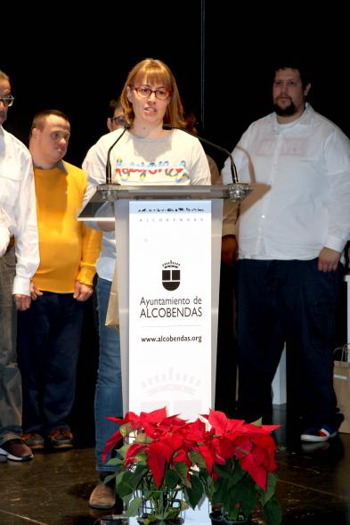 Presentación Calendario APAMA 2020 - Imagen de una chica dirigiéndose al público asistente.