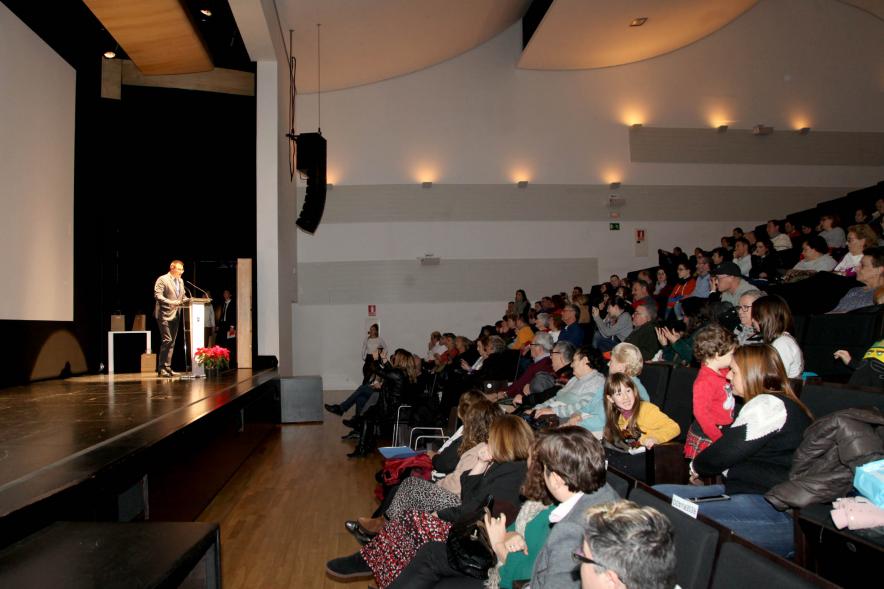 Presentación Calendario APAMA 2020 - Imagen panorámica del público asistente y del escenario.